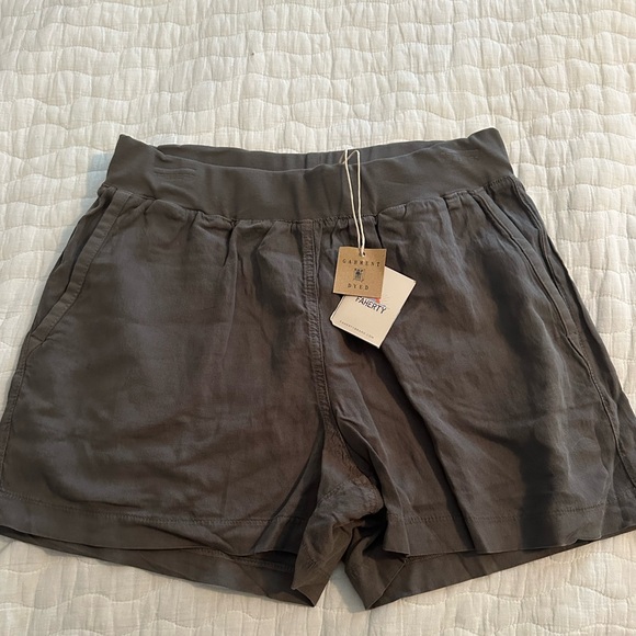 FAHERTY arlie day short in surplus green - Picture 4 of 5